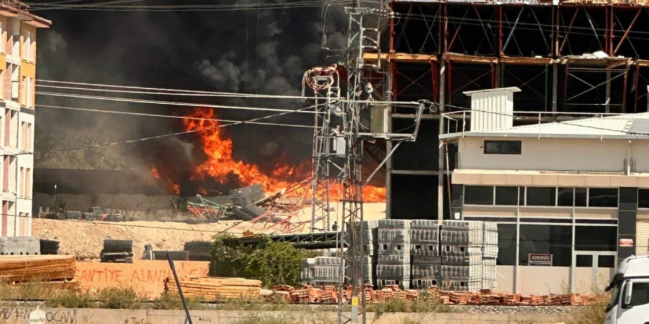 TOKİ inşaatında korkutan yangın: Alevler iki eve sıçradı
