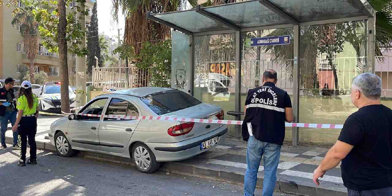 Otomobil otobüs durağına daldı: 1 çocuk öldü, 3 yaralı!
