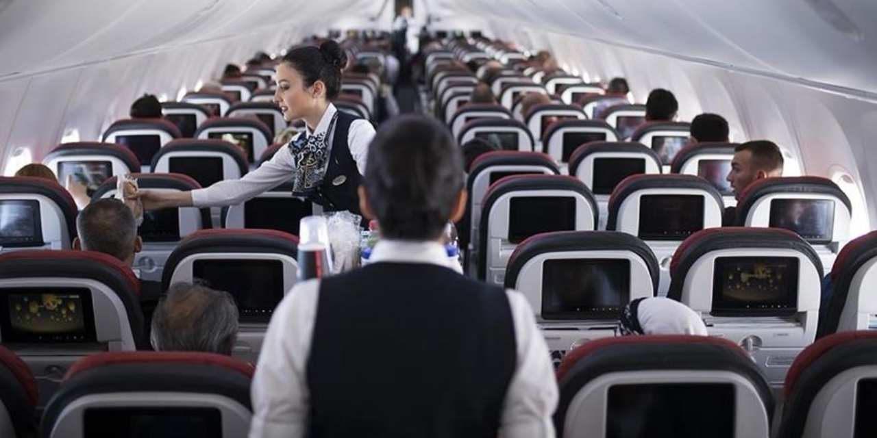 Uçaklarda suyun neden bedava yapıldığını açıkladı