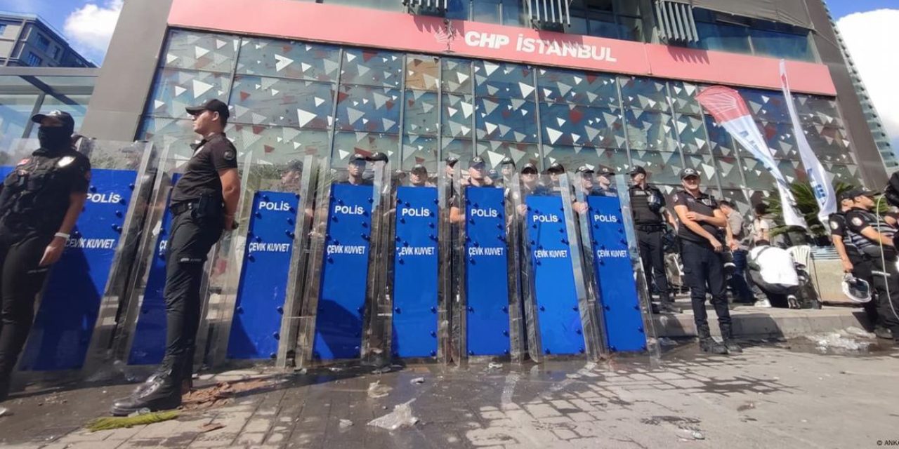 CHP'li vekiller nöbete devam ediyor! Polis Özgür Özel'in ofisini terk etmedi