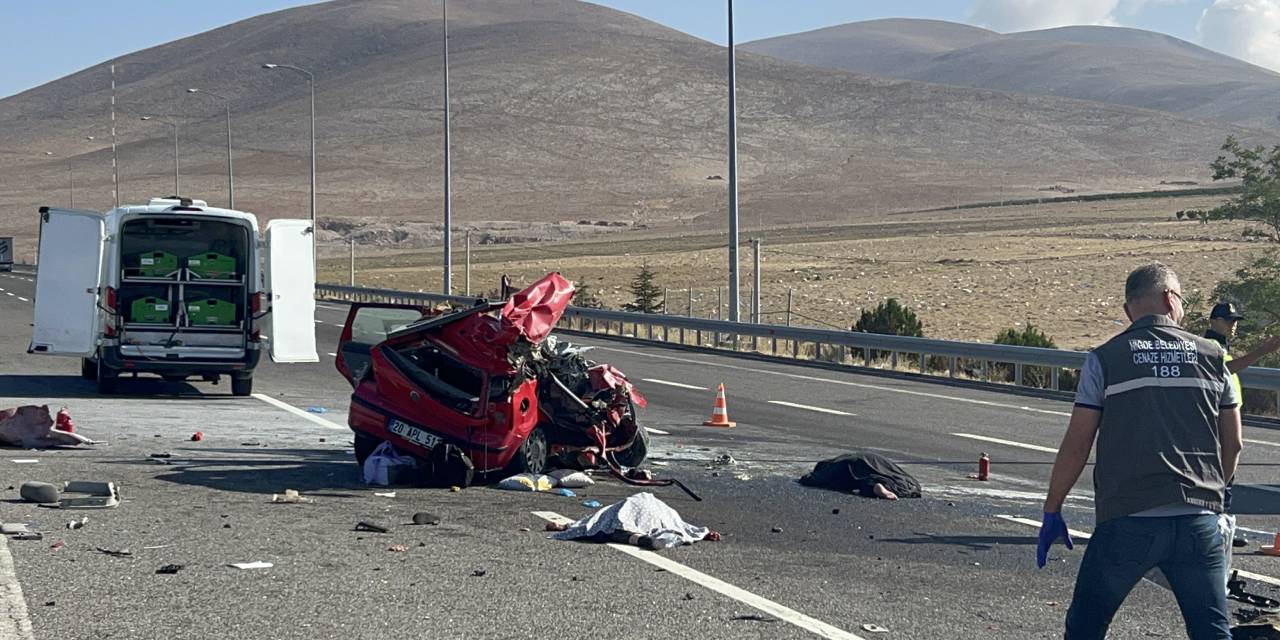 Niğde'de feci kaza! TIR'a arkadan çarpan otomobildeki 2 kişi öldü