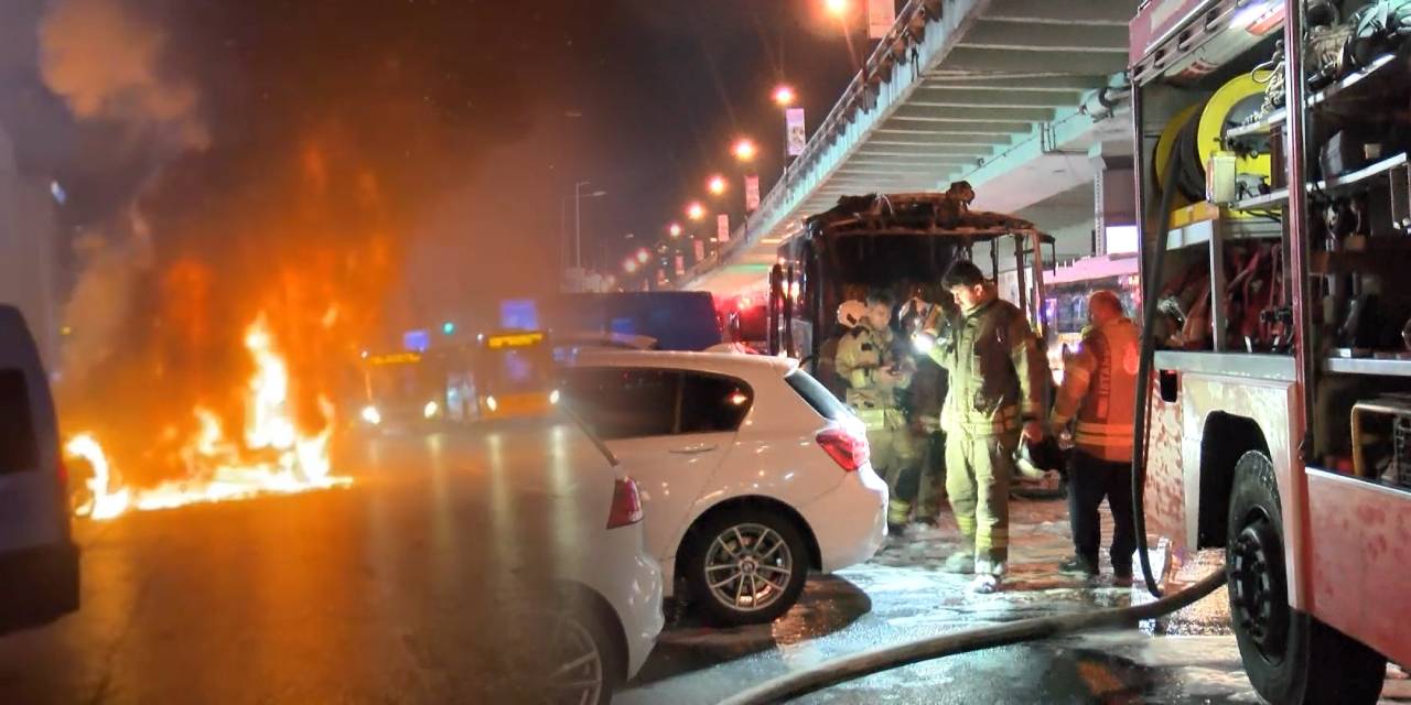 Turistleri taşıyan otobüs alev topuna döndü: Yangın 3 araca daha sıçradı