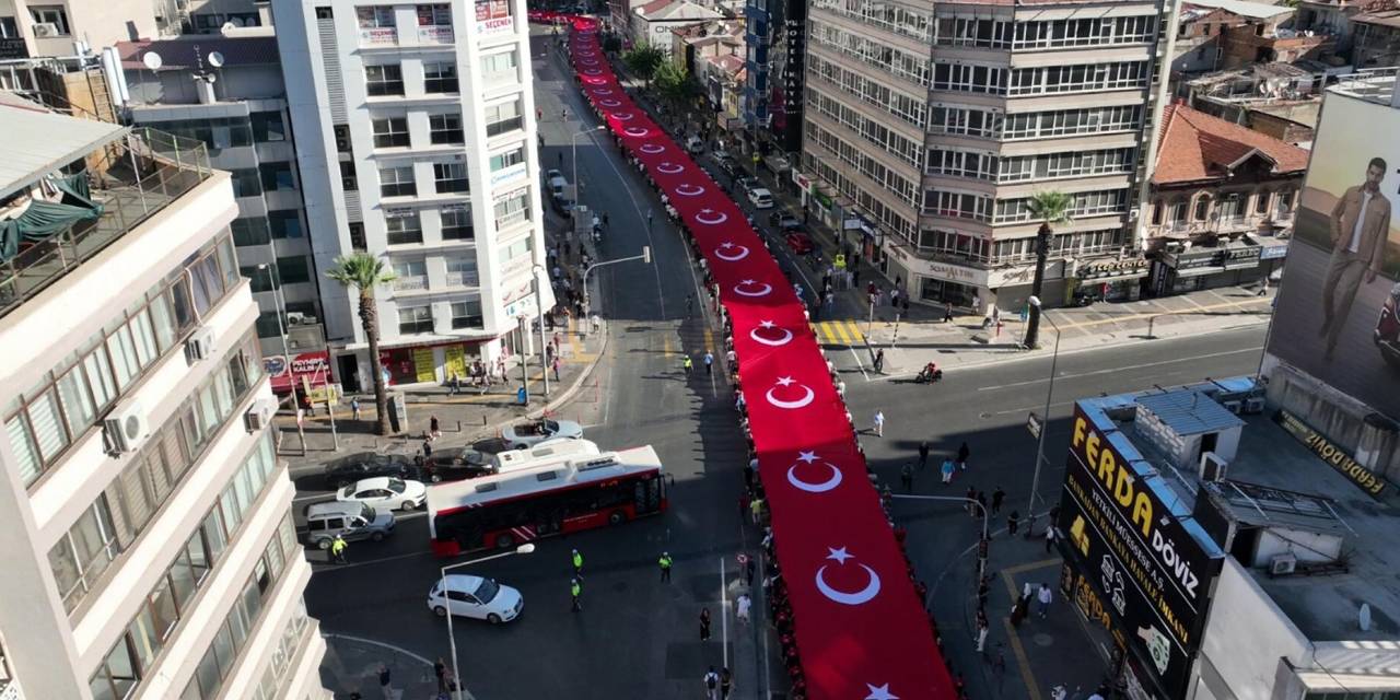 İzmir’de 350 metrelik dev Türk bayrağı ile 'Zafer Yürüyüşü'
