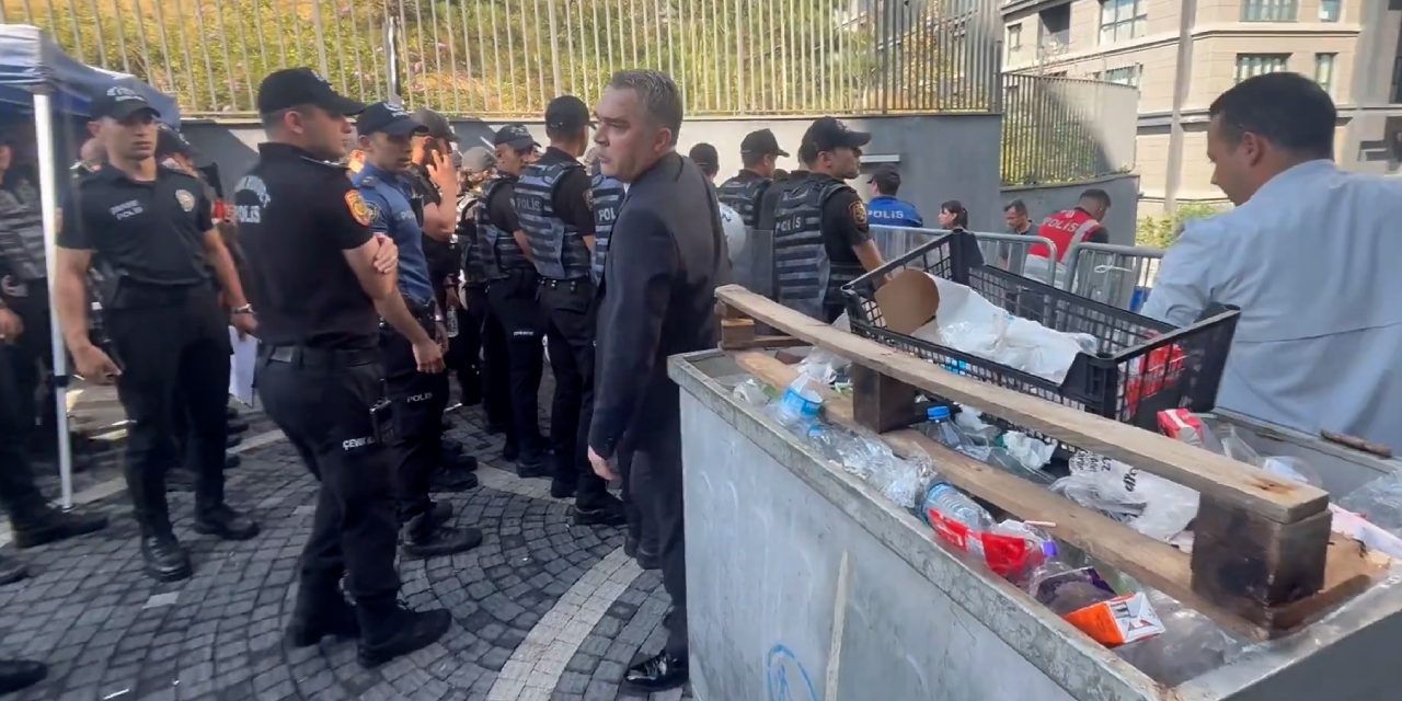 Özel'in ofisine çöp konteyneri ile barikat! Emniyet amiri 'talimatı ben verdim' dedi