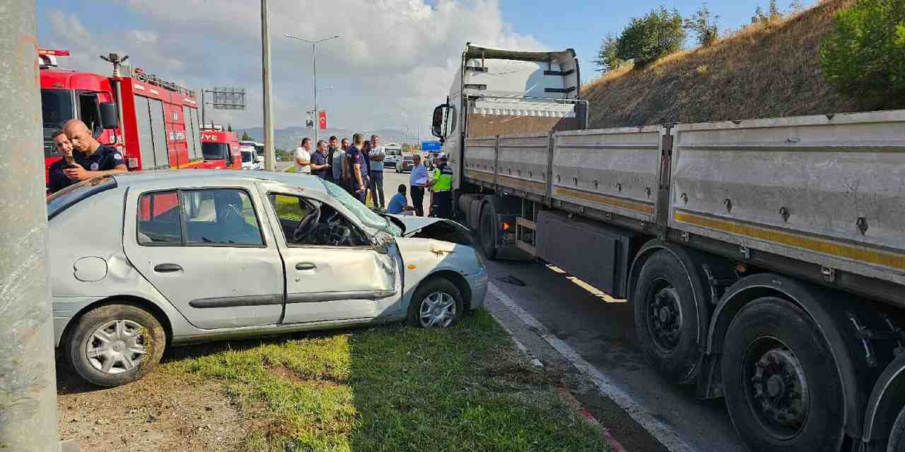 Feci kaza! Otomobil TIR'a çarptı: 1 ölü, 1 yaralı