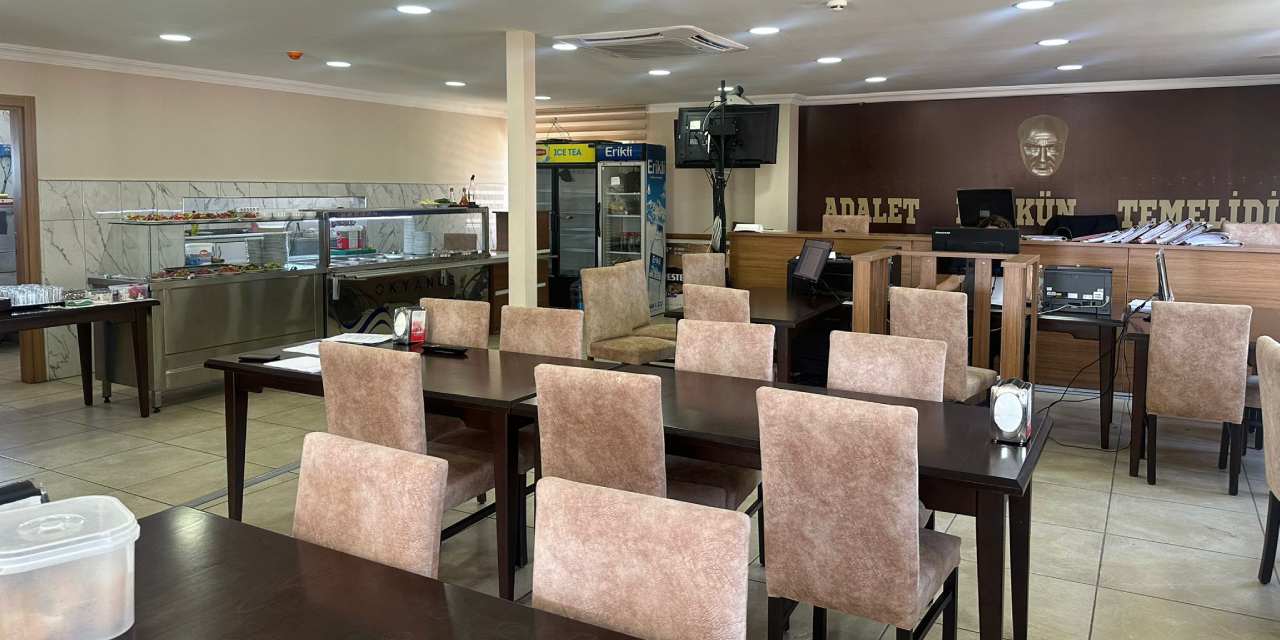 Yemekhaneyi duruşma salonuna çevirdiler: Hukuk yemek masasında!