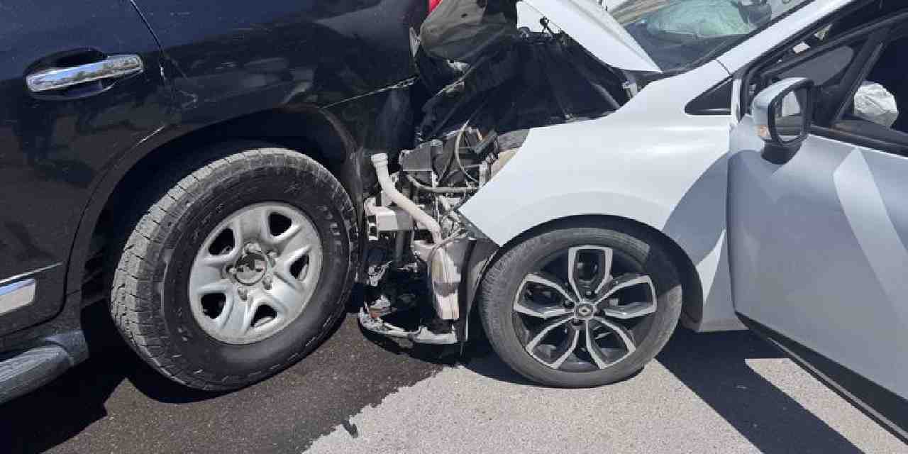 İki otomobil çarpıştı: 3 kişi yaralandı