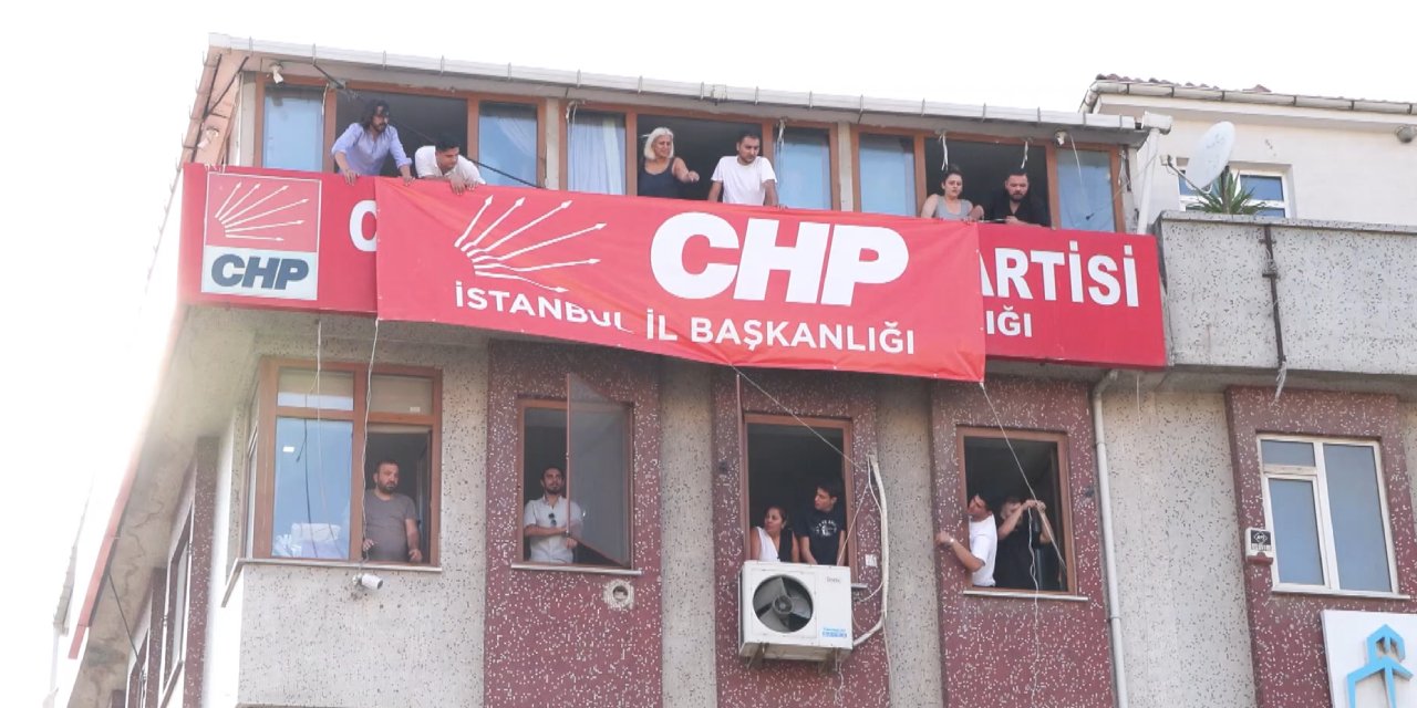 Yeni binaya CHP İstanbul İl Başkanlığı pankartı asıldı