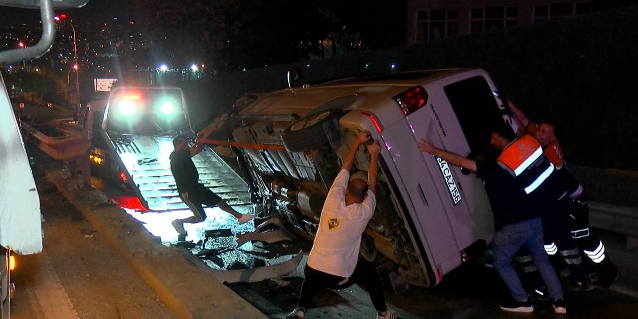 Bariyere çarpan minibüs devrildi