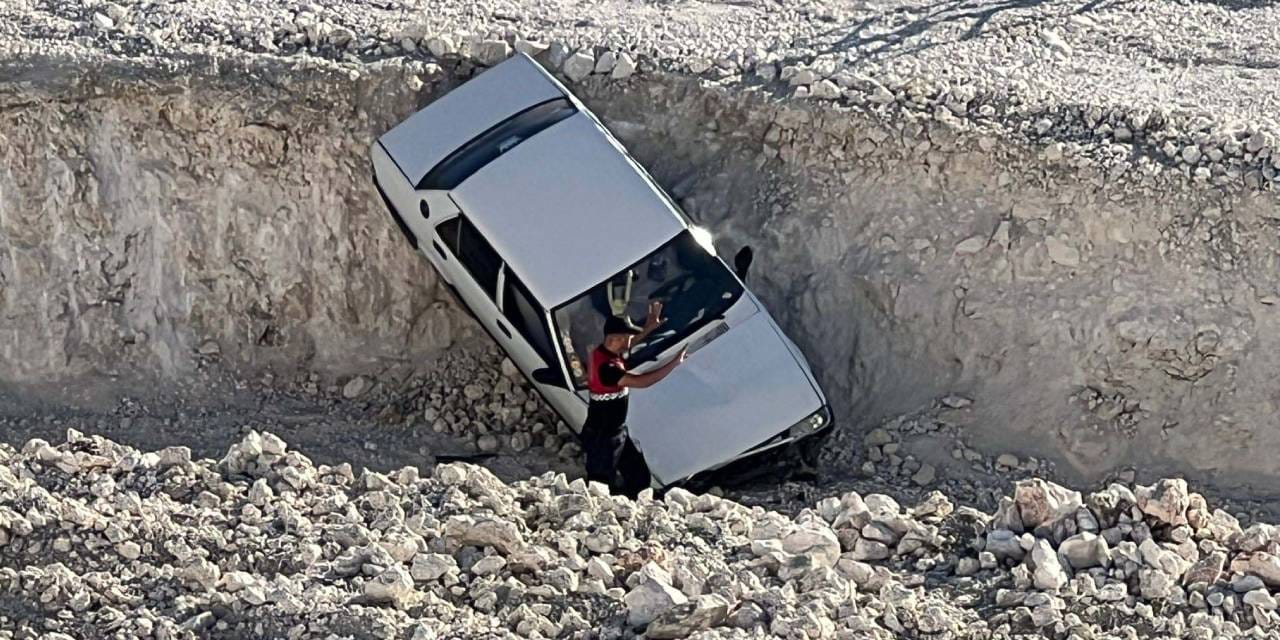 Jandarmadan kaçtı hafriyat çukuruna düştü: Araçtan son anda atladı