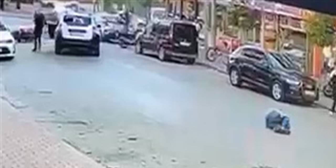 Motosiklet sürücüsü metrelerce savruldu: Dehşet anları kamerada