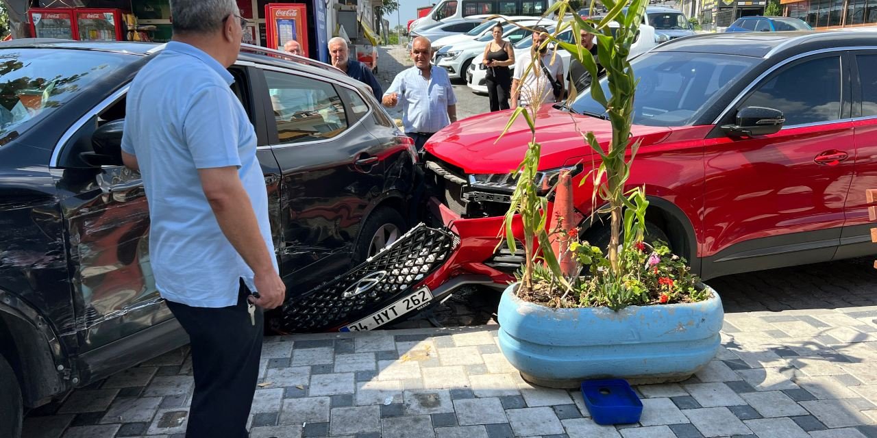 Gaz pedalı takılı kalan otomobil kaza yaptı