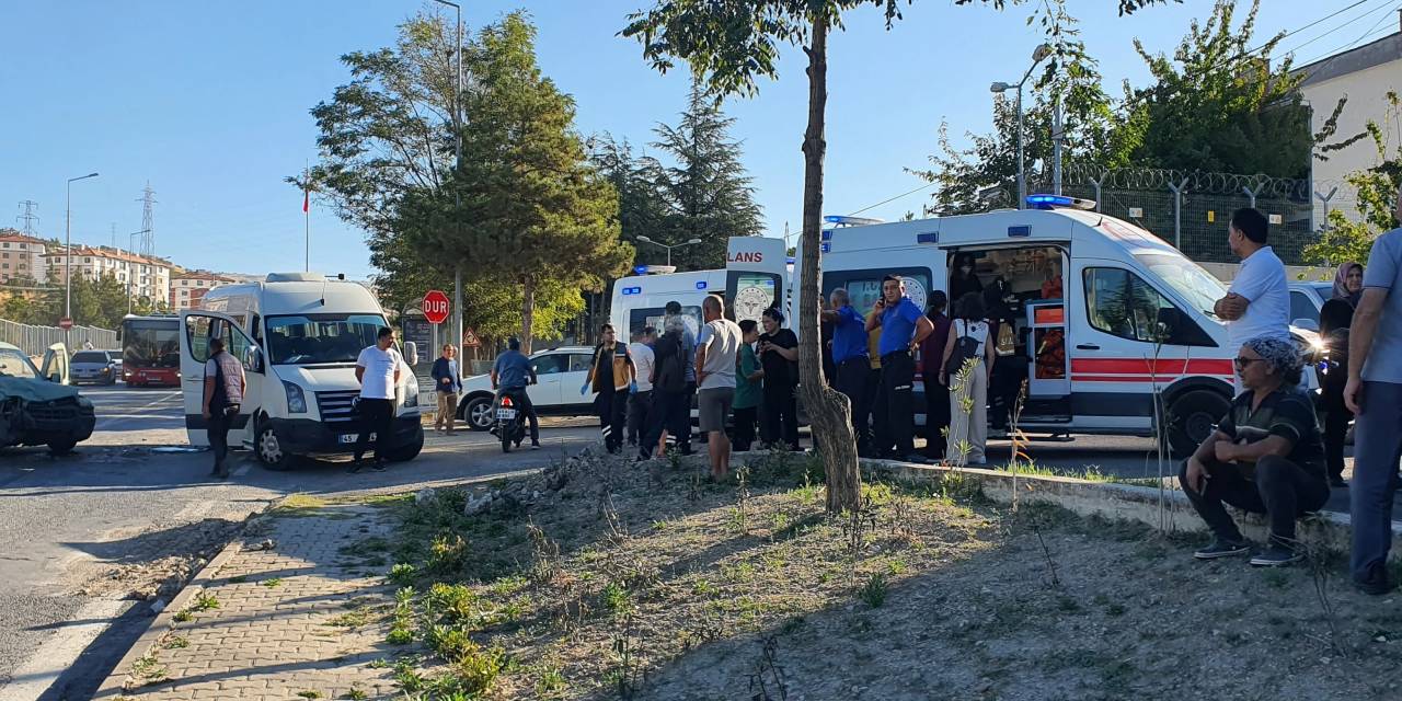 Manisa'da öğrencileri taşıyan servis kaza yaptı: 8 yaralı