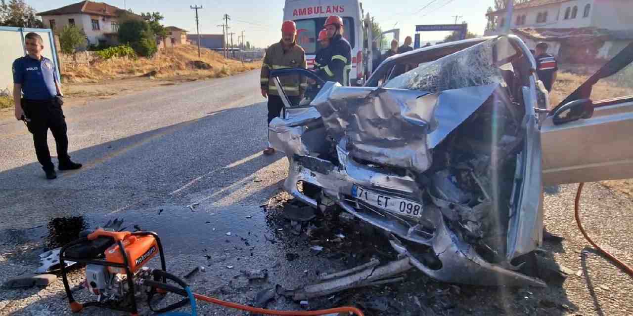 Otomobiller kafa kafaya çarpıştı: Ölüler var!