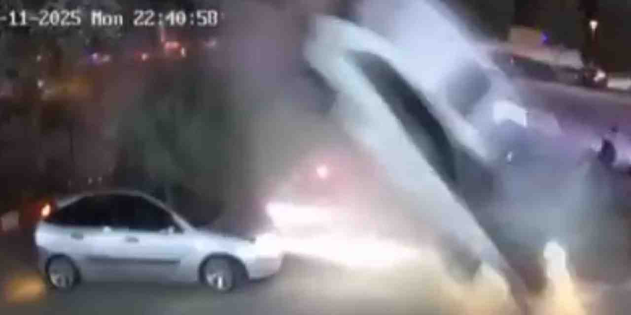 Otomobil 3 aracın üzerinden uçup takla attı: İşte o anlar!