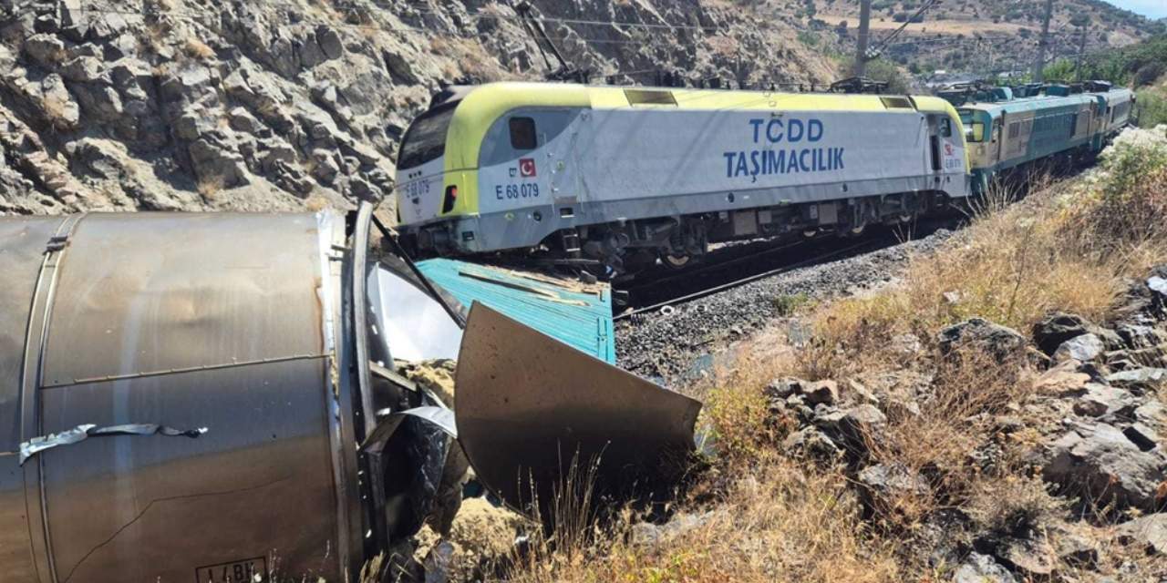 İki tren kafa kafaya çarpıştı: Malatya'da feci kaza