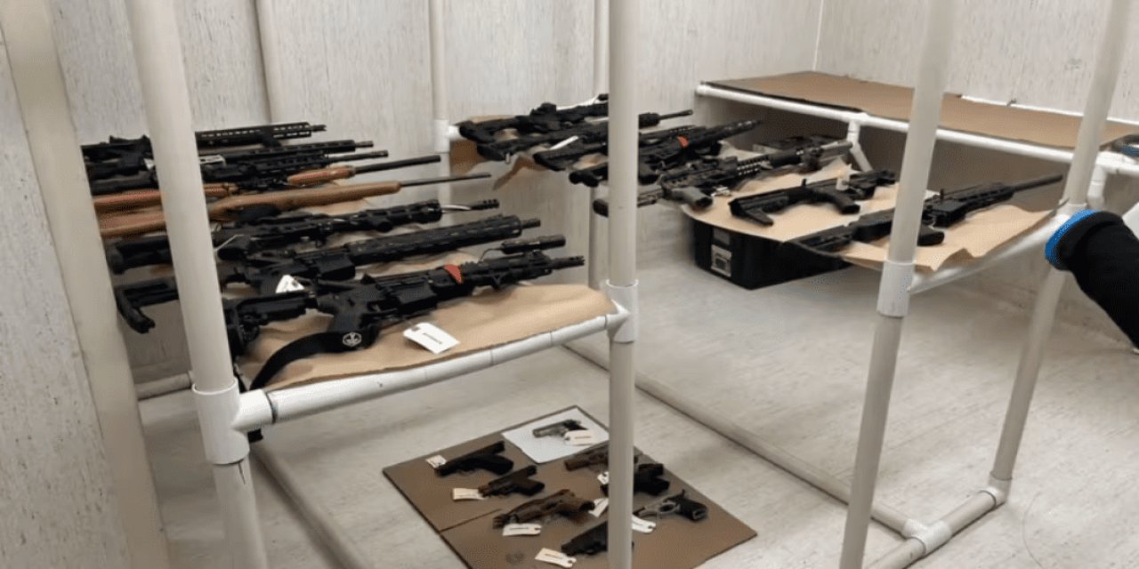 13 yaşındaki çocuk katliam hazırlığında yakalandı: Evinden 23 adet silah çıktı