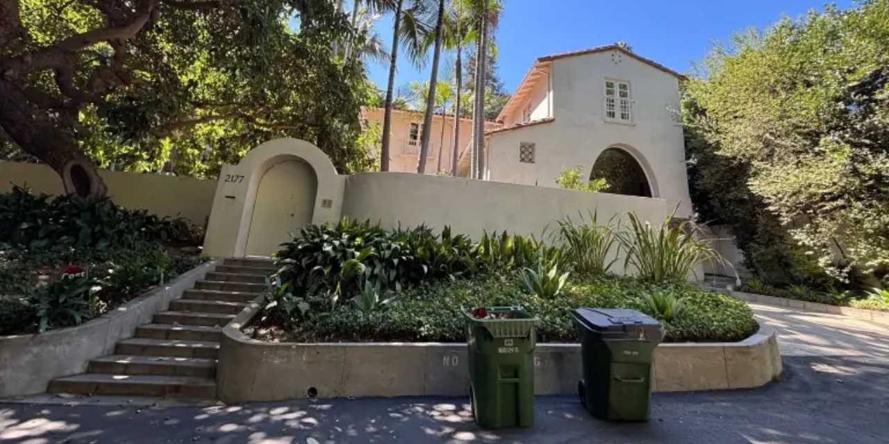 Ünlü oyuncu eşinin intihar ettiği evi satışa çıkardı