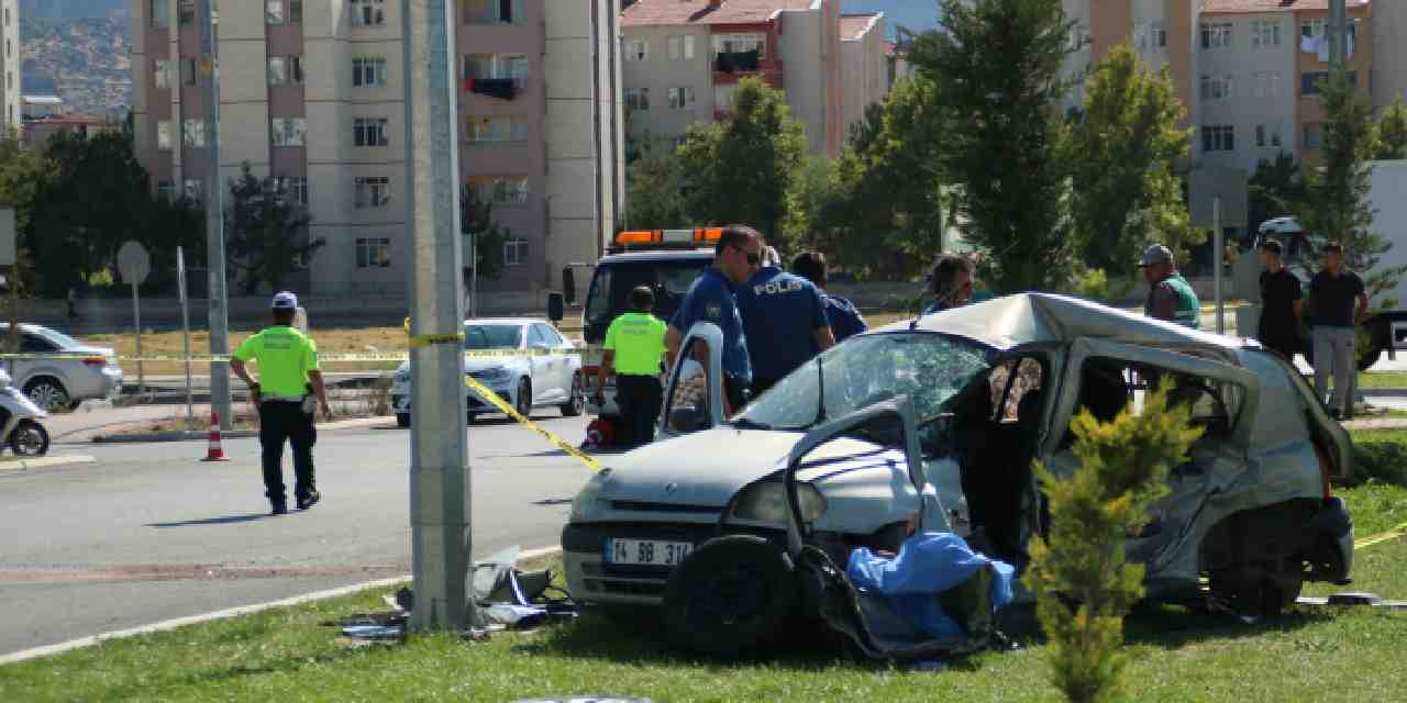 İki otomobil çarpıştı: 2 ölü, 3 yaralı