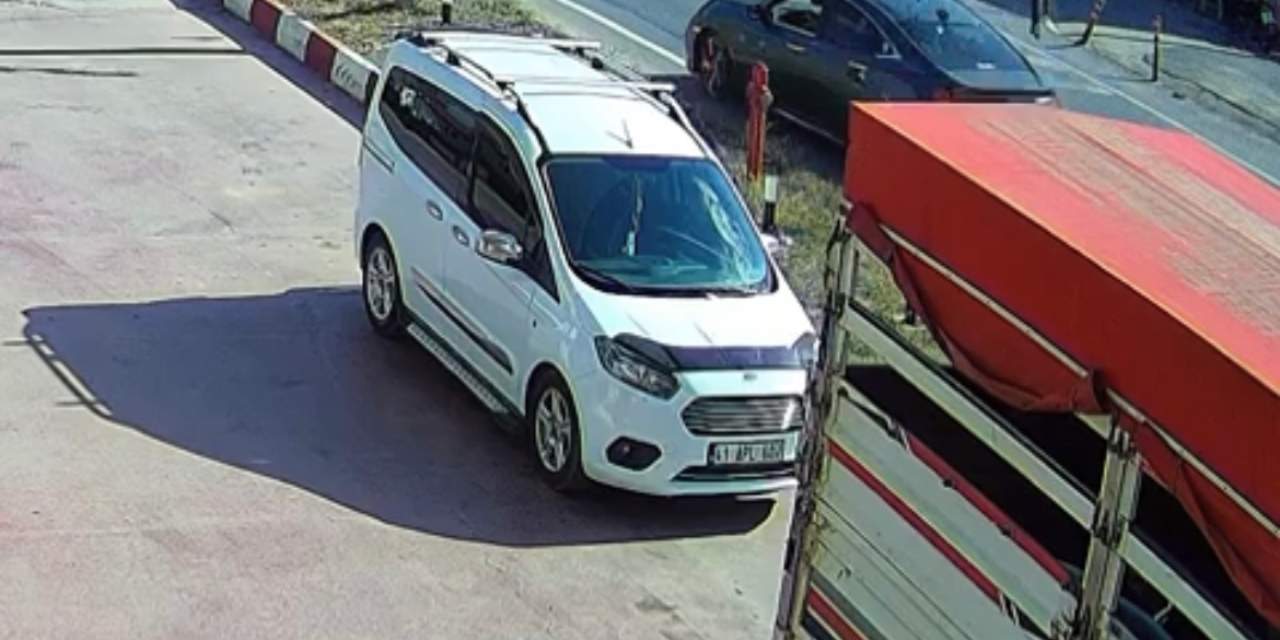 Otomobilin çarptığı yaya savruldu!