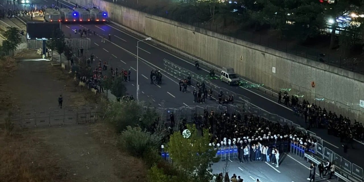 Plakasız kamyonla taşınan mültecilere barikat kurduruldu iddiası: CHP'li Murat Bakan Yerlikaya'ya tek tek sordu