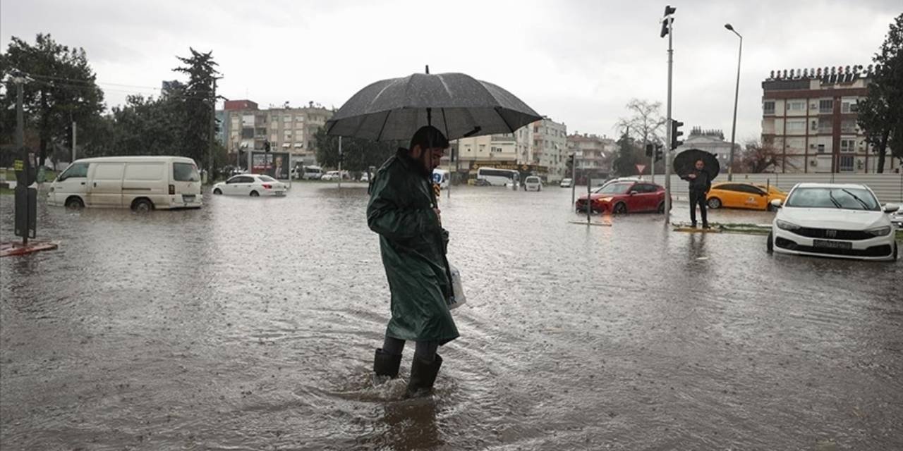 Meteoroloji '12 saat sürecek' diyerek sel uyarısı yaptı: Yarına dikkat