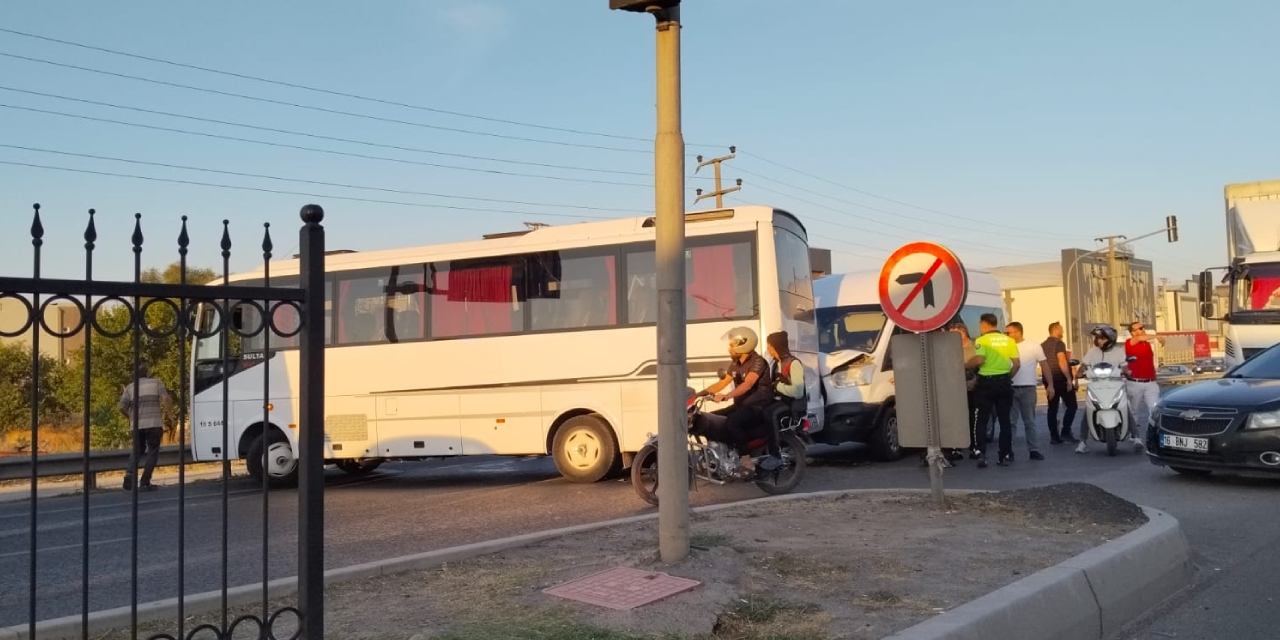 İşçi servisi ile minibüs çarpıştı: 4 yaralı