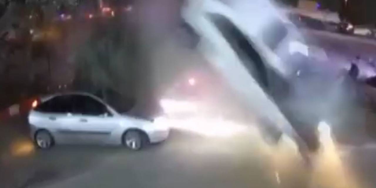 Ölüm resmen teğet geçti! Otomobil havalanıp insanların üstünden uçtu
