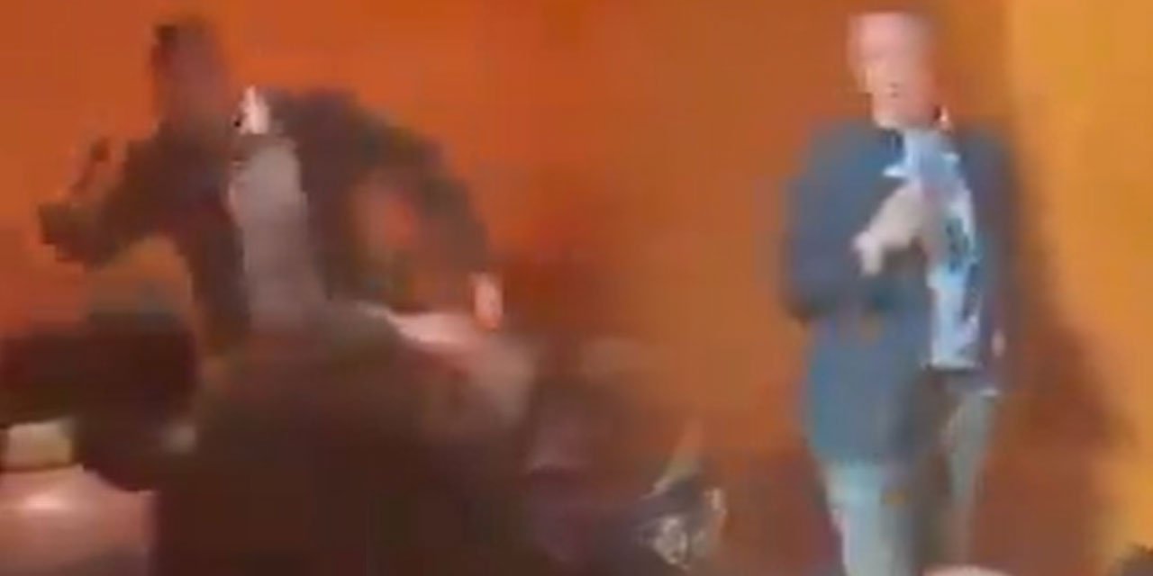 Ali Koç konuşurken yere düştü