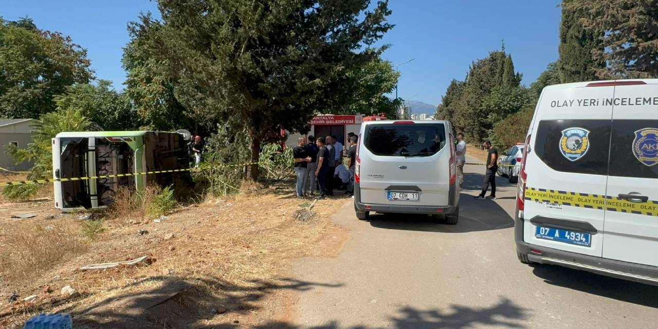 Antalya'da halk otobüsü devrildi: Şoför hayatını kaybetti