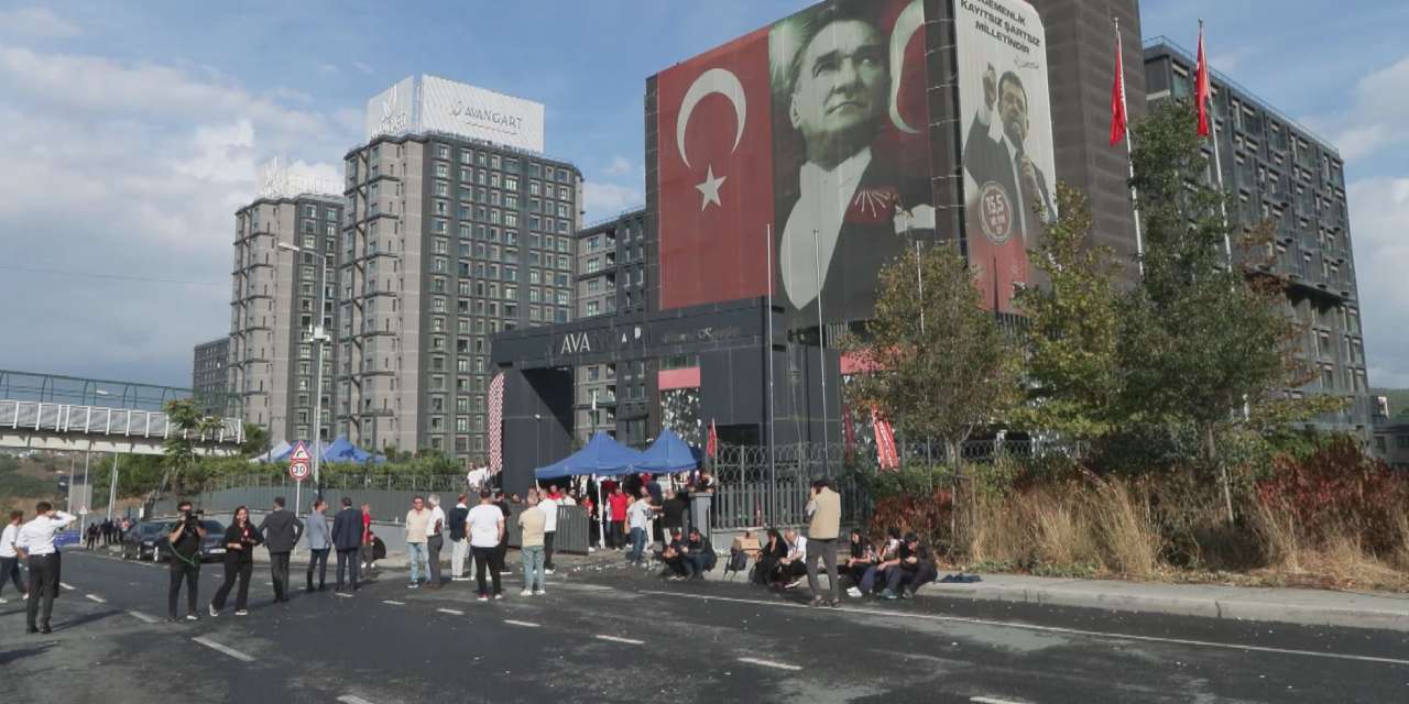 Abluka altındaki CHP İl Binası'nda hareketli dakikalar: 'Kayyum'dan önce onlar gitti