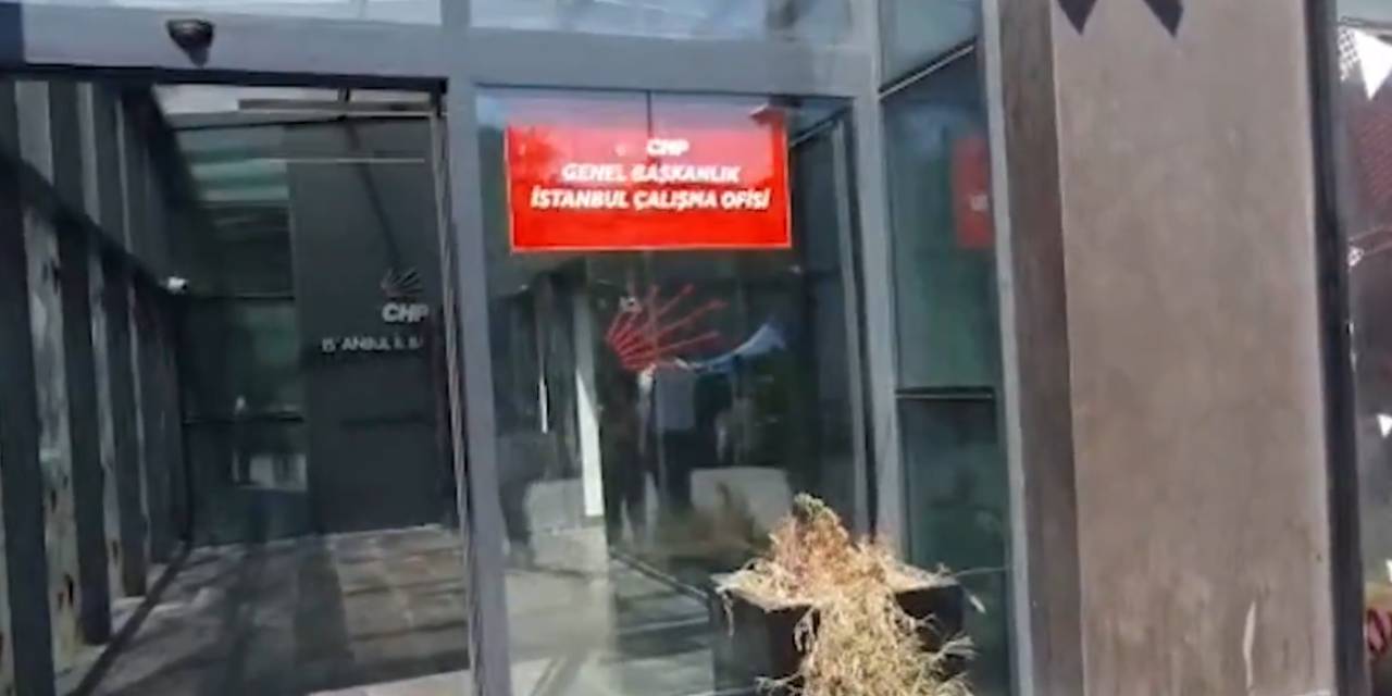 DEM ziyaretinden dakikalar önce tabela değişti