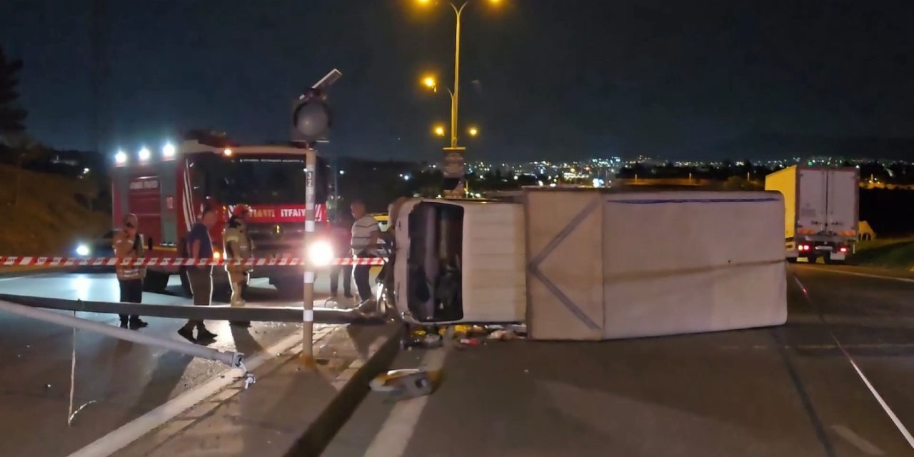 Aydınlatma direğine çarpan kamyonet devrildi: 2 yaralı