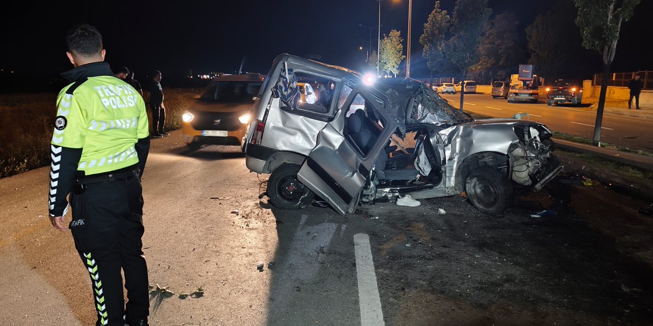 Refüjdeki ağaç ve aydınlatma direğine çarptı:  1 ölü 2 yaralı