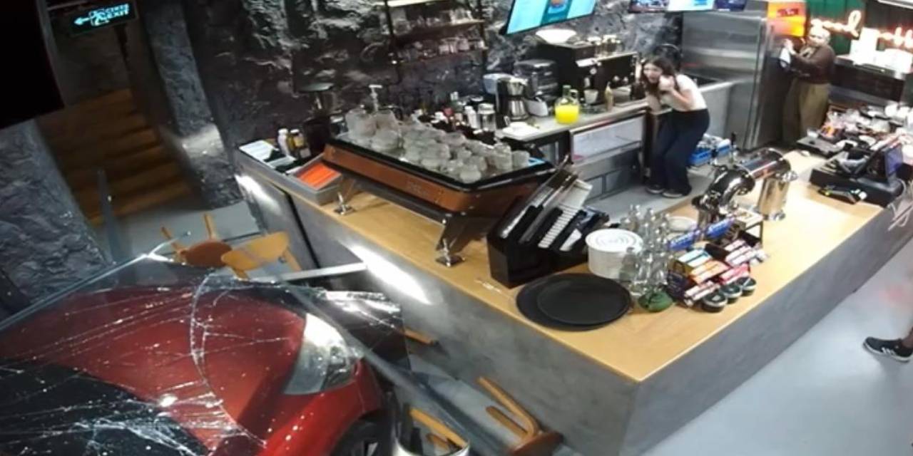 Saniyelerle kurtuldular: Ümraniye'de araç kafeye girdi!