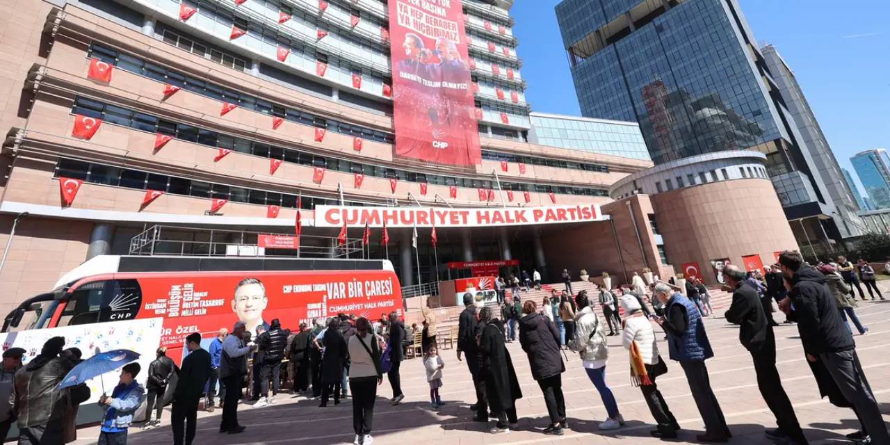 CHP Genel Merkezi'nde gıda stoklu gaz maskeli nöbet başladı