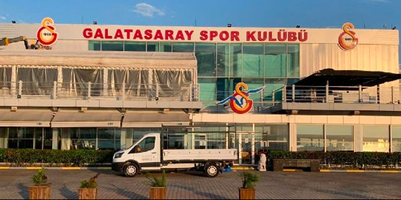 Galatasaray'a haber gönderen futbolcular olduğunu açıkladı