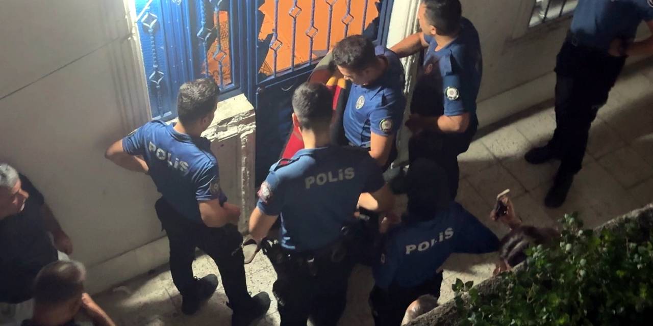 Uyuşturucu etkisindeki kadın bıçakla polise saldırdı: Bacağından vuruldu