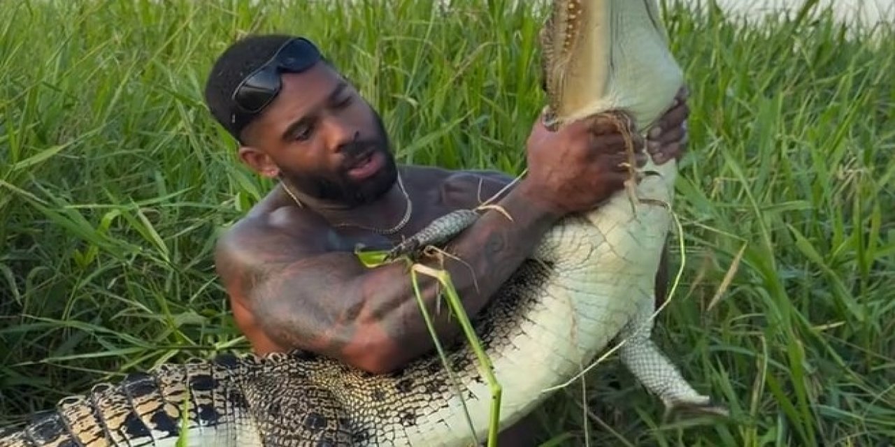 Timsahlarla güreşen adam ülkeyi ayağa kaldırdı