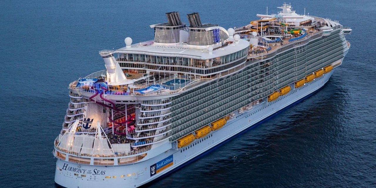 Gemide kumar oynadı kaybedince okyanusa atladı