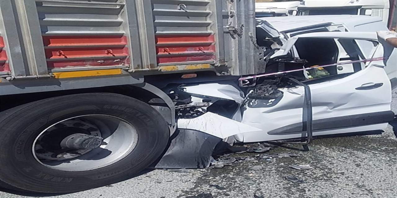 Park halindeki TIR'a çarptı feci şekilde can verdi