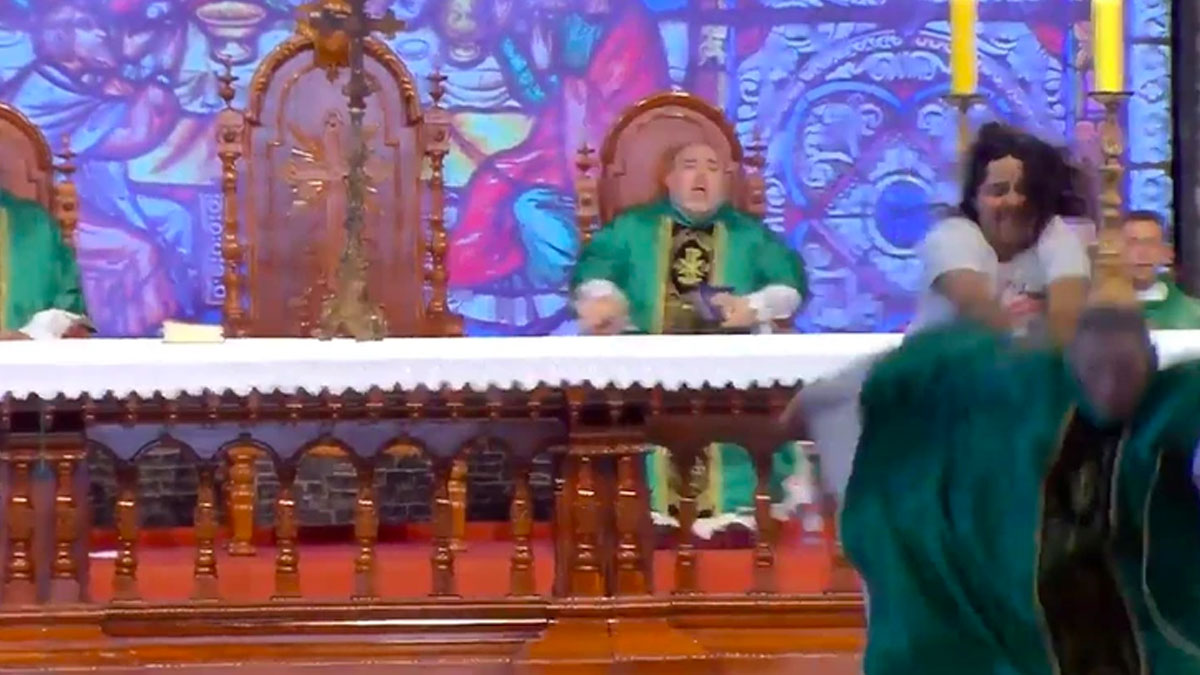 Teyit.org iş başında: Sahneden atılan rahip "Şişman kadınlar cennete gidemez" dememiş