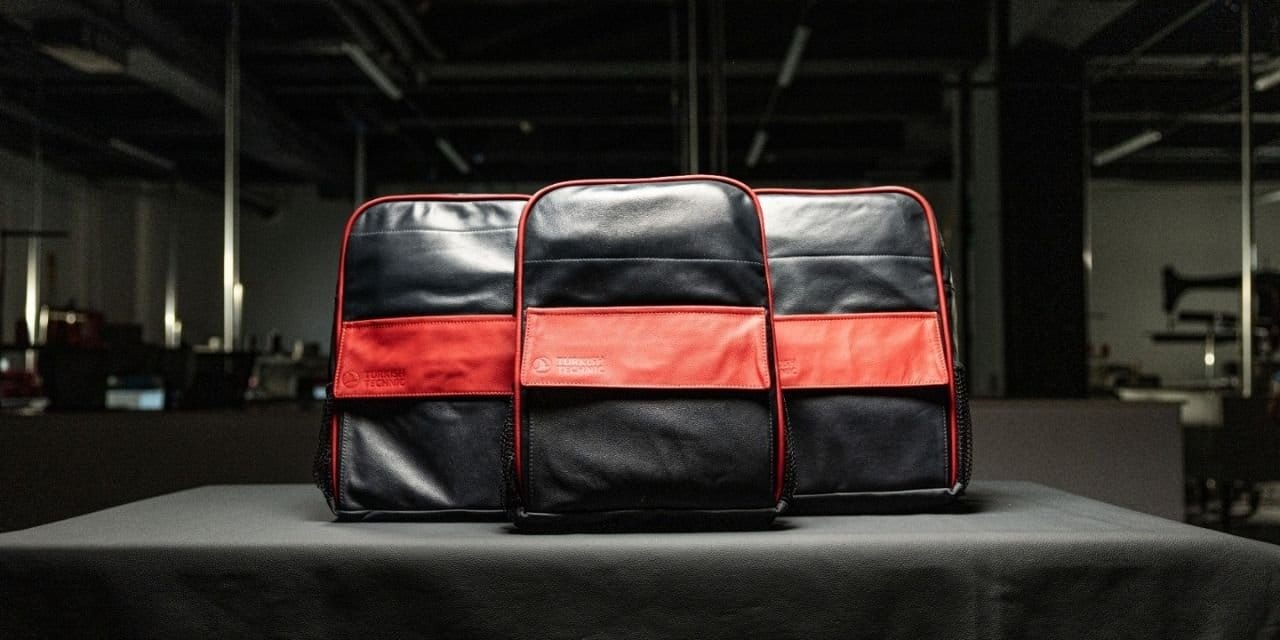 Uçak koltuklarını çocukların sırtına giydirdiler