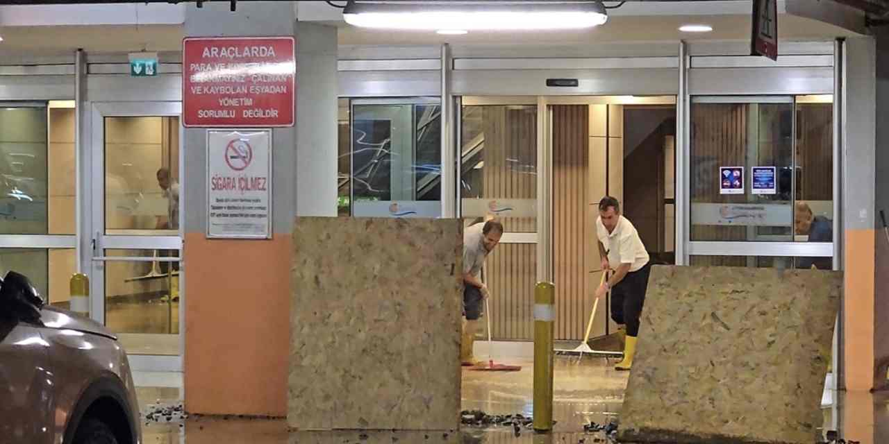 Su borusu patladı Kadıköy'deki o AVM'yi su bastı