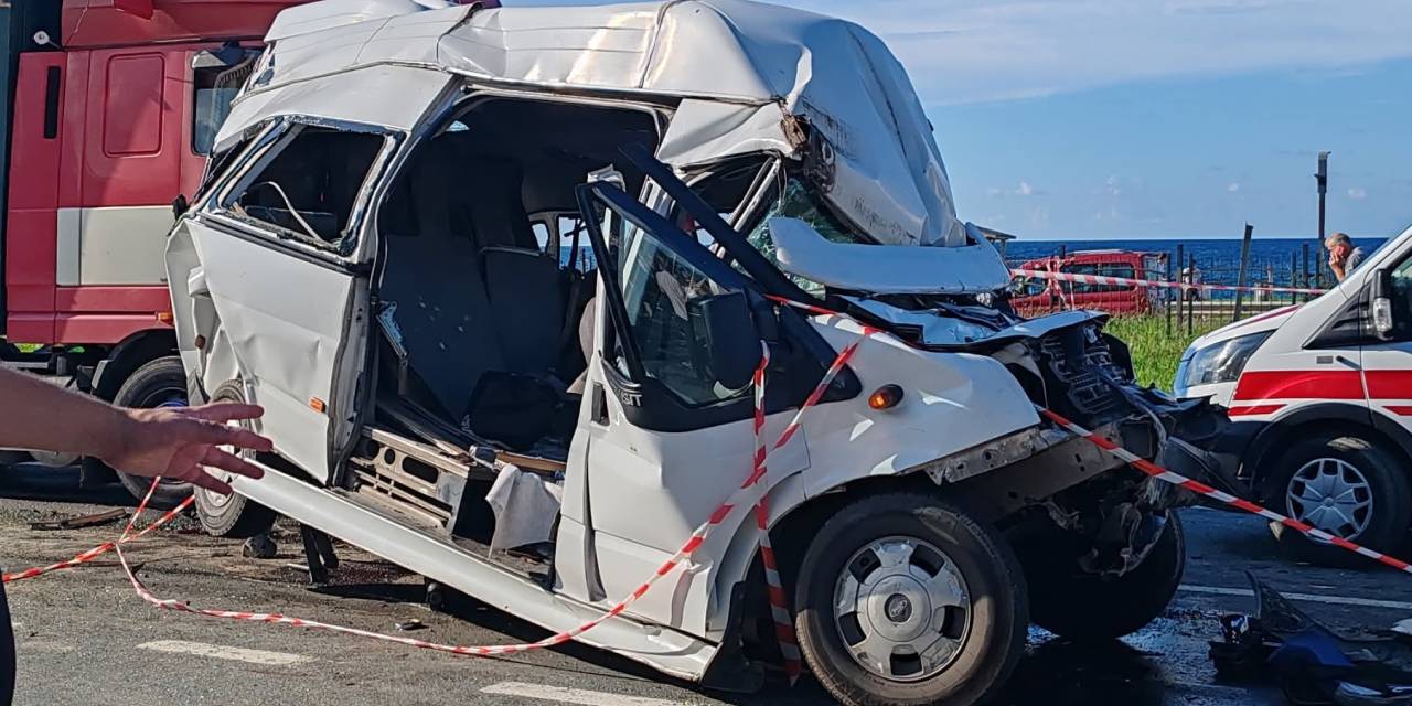 TIR ışıklarda bekleyen içi yolcu dolu minibüse çarptı!