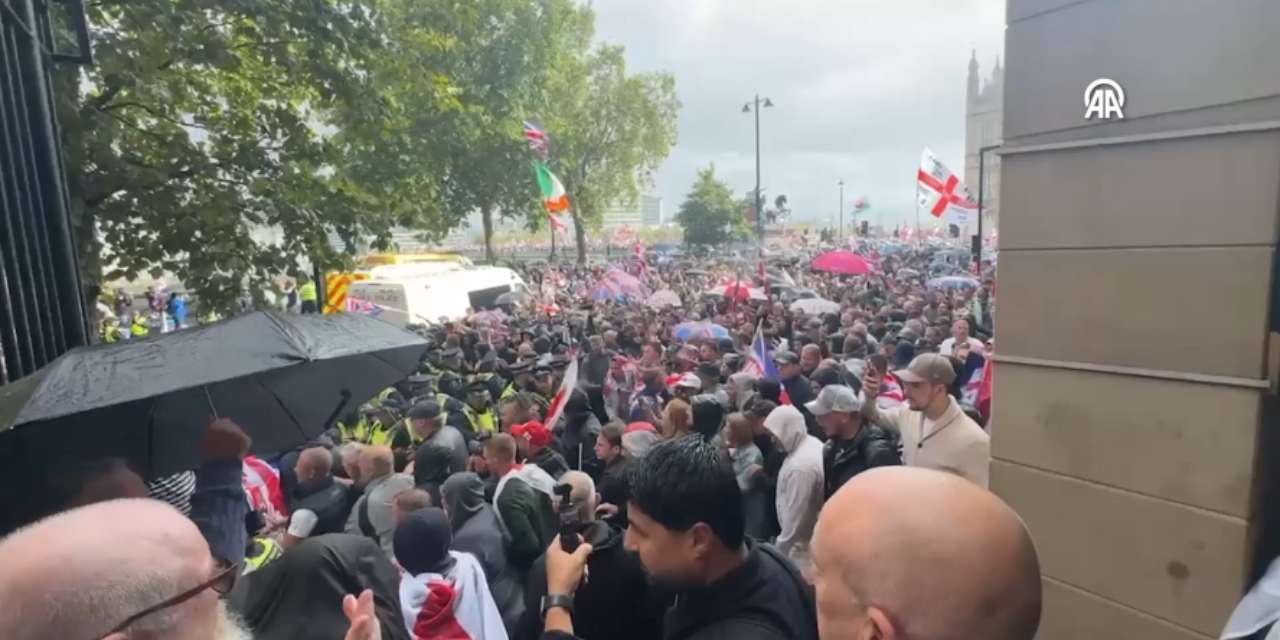 Londra'da aşırı sağcı gösteride polis ile protestocular arasında arbede yaşandı