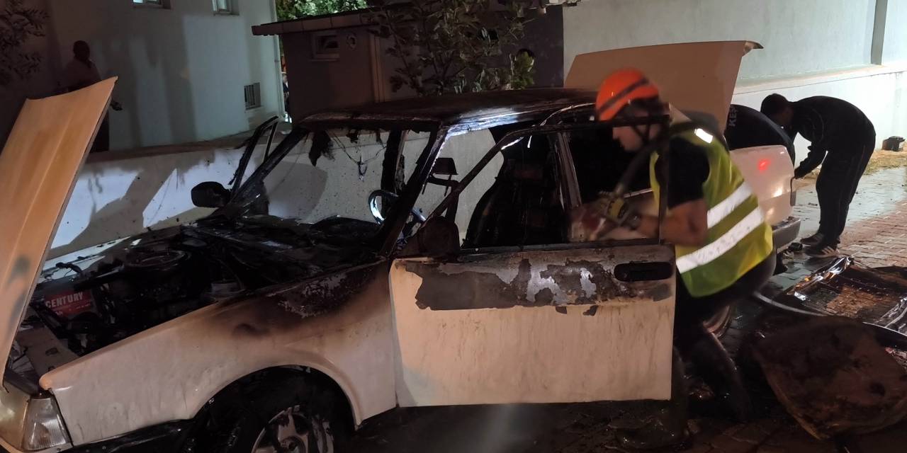 Park halindeki otomobil kontağı çalıştırılınca alev aldı
