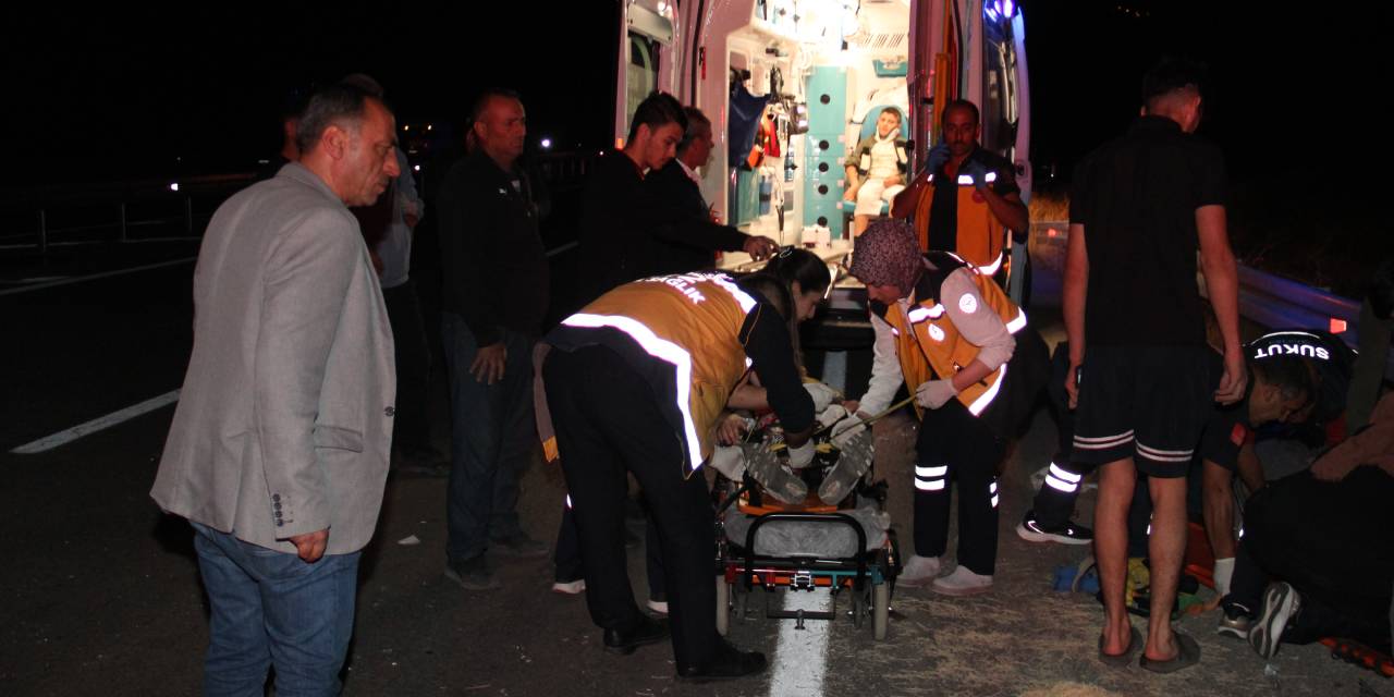 Sivas'ta 2 otomobil ve 1 traktör kazaya karıştı; 10 yaralı