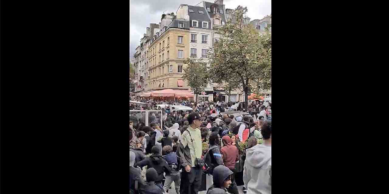 İzdiham çıkardılar: Ücretsiz yemek almak için birbirlerini ezdiler!