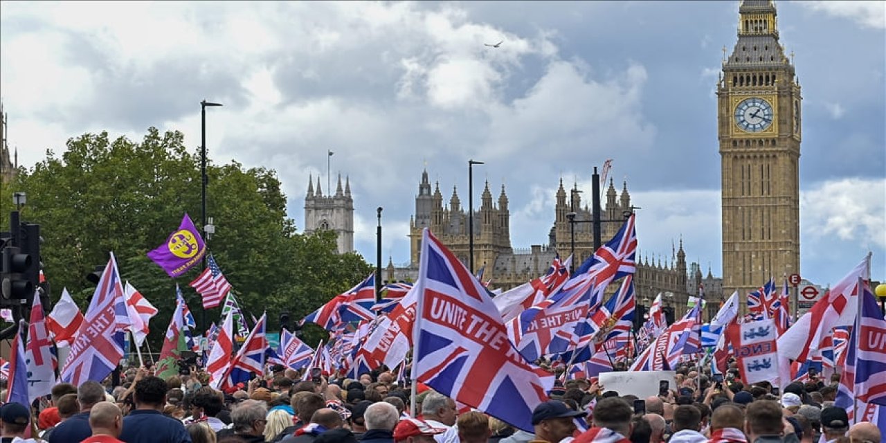 Aşırı sağ protestolar Londra'yı karıştırdı: 26 polis yaralandı